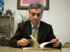 Sergio Corradetti mentre legge un vecchio libro sulle erbe officinali