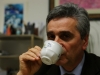 Sergio Corradetti beve una tazza di tisana all'anice verde di Castignano